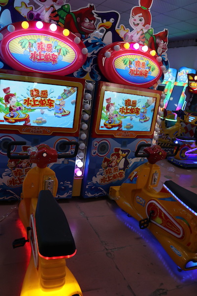 歡樂(lè)水上單車(chē)與合規(guī)少兒游戲機(jī) 休閑娛樂(lè)新選擇